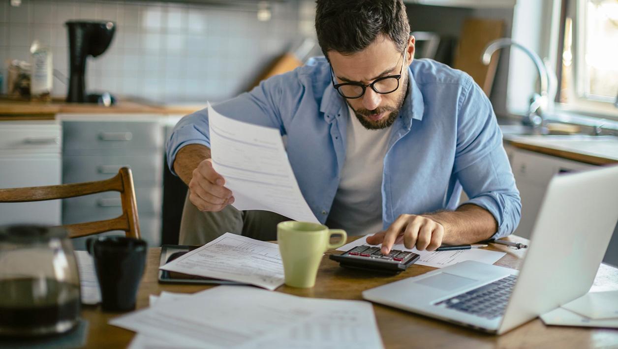 Professionista che analizza fatturato, costi e reddito della propria attività